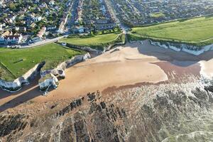 alto ángulo ver de botánica bahía playa y mar ver durante puesta de sol a escaleras anchas Kent, Inglaterra Reino Unido. abril 21, 2024 foto