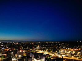aéreo ver de iluminado británico ciudad de Inglaterra durante noche foto