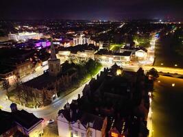 noche aéreo ver de iluminado histórico central Bedford ciudad de Inglaterra Reino Unido. abril 5to, 2024 foto