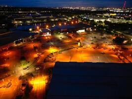 aéreo ver de iluminado central dartford Londres ciudad de Inglaterra durante noche. Inglaterra Reino Unido. abril 14, 2024 foto