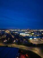 aéreo ver de iluminado central dartford Londres ciudad de Inglaterra durante noche. Inglaterra Reino Unido. abril 14, 2024 foto