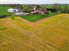 aéreo ver de más hermosa campo pueblo cerca rugby ciudad de Inglaterra Reino Unido. abril 8, 2024 foto