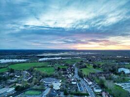 alto ángulo ver de campo de liebre pueblo Londres, puente ux, Inglaterra. unido Reino durante puesta de sol. abril tercero, 2024 foto