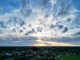 alto ángulo ver de campo de liebre pueblo Londres, puente ux, Inglaterra. unido Reino durante puesta de sol. abril tercero, 2024 foto