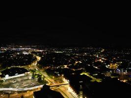 aéreo noche ver de iluminado central aylesbury pueblo de Inglaterra unido Reino. abril 1º, 2024 foto