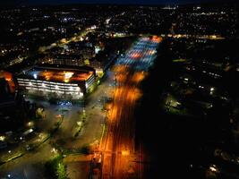 aéreo noche ver de iluminado central aylesbury pueblo de Inglaterra unido Reino. abril 1º, 2024 foto