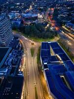 aéreo noche ver de iluminado central aylesbury pueblo de Inglaterra unido Reino. abril 1º, 2024 foto