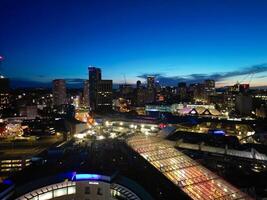 aéreo noche ver de iluminado ciudad centrar edificios de Birmingham central ciudad de Inglaterra unido Reino. marzo 30, 2024 foto