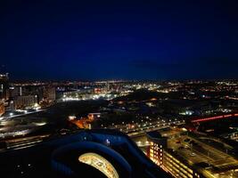 aéreo noche ver de iluminado ciudad centrar edificios de Birmingham central ciudad de Inglaterra unido Reino. marzo 30, 2024 foto