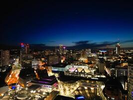 aéreo noche ver de iluminado ciudad centrar edificios de Birmingham central ciudad de Inglaterra unido Reino. marzo 30, 2024 foto