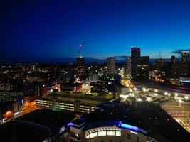 aéreo noche ver de iluminado ciudad centrar edificios de Birmingham central ciudad de Inglaterra unido Reino. marzo 30, 2024 foto