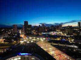 aéreo noche ver de iluminado ciudad centrar edificios de Birmingham central ciudad de Inglaterra unido Reino. marzo 30, 2024 foto