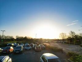 alto ángulo ver de parque y paseo autobús estación a colina de espinas Oxfordshire Inglaterra unido Reino durante amanecer. marzo 23, 2024 foto