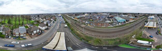 alto ángulo panorámico ver de lutón ciudad durante nublado y lluvioso puesta de sol. lutón, Inglaterra Reino Unido. marzo 26, 2024 foto