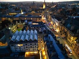 aéreo ver de iluminado histórico Oxford central ciudad de Inglaterra a noche. Inglaterra unido Reino. marzo 23, 2024 foto