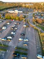 alto ángulo ver de parque y paseo autobús estación a colina de espinas Oxfordshire Inglaterra unido Reino durante amanecer. marzo 23, 2024 foto