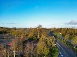 alto ángulo ver de parque y paseo autobús estación a colina de espinas Oxfordshire Inglaterra unido Reino durante amanecer. marzo 23, 2024 foto