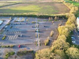 alto ángulo ver de parque y paseo autobús estación a colina de espinas Oxfordshire Inglaterra unido Reino durante amanecer. marzo 23, 2024 foto