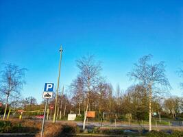 alto ángulo ver de parque y paseo autobús estación a colina de espinas Oxfordshire Inglaterra unido Reino durante amanecer. marzo 23, 2024 foto