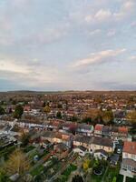 más hermosa aéreo ver de residencial distrito durante naranja puesta de sol terminado lutón, Inglaterra Reino Unido. marzo 19, 2024 foto