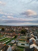 más hermosa aéreo ver de residencial distrito durante naranja puesta de sol terminado lutón, Inglaterra Reino Unido. marzo 19, 2024 foto