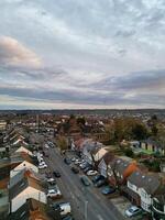 más hermosa aéreo ver de residencial distrito durante naranja puesta de sol terminado lutón, Inglaterra Reino Unido. marzo 19, 2024 foto