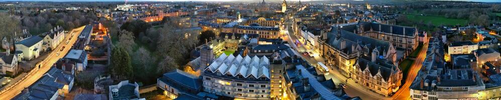 aéreo panorámico ver de iluminado histórico Oxford central ciudad de Inglaterra a noche. Inglaterra unido Reino. marzo 23, 2024 foto