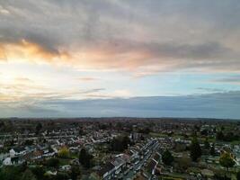 más hermosa aéreo ver de residencial distrito durante naranja puesta de sol terminado lutón, Inglaterra Reino Unido. marzo 19, 2024 foto