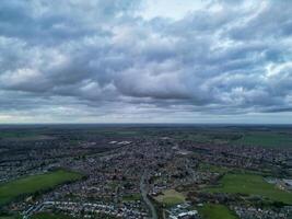 aéreo ver de residencial inmuebles a lutón ciudad de Inglaterra durante puesta de sol. unido Reino. marzo 17, 2024 foto