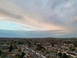 más hermosa aéreo ver de residencial distrito durante naranja puesta de sol terminado lutón, Inglaterra Reino Unido. marzo 19, 2024 foto