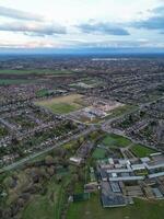 aéreo ver de residencial inmuebles a lutón ciudad de Inglaterra durante puesta de sol. unido Reino. marzo 17, 2024 foto