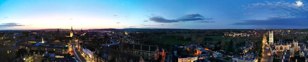 aéreo panorámico ver de iluminado histórico Oxford central ciudad de Inglaterra a noche. Inglaterra unido Reino. marzo 23, 2024 foto
