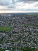 aéreo ver de residencial inmuebles a lutón ciudad de Inglaterra durante puesta de sol. unido Reino. marzo 17, 2024 foto