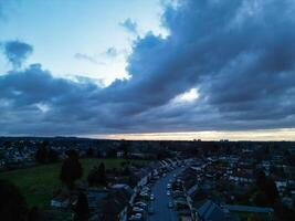 aéreo ver de residencial inmuebles a lutón ciudad de Inglaterra durante puesta de sol. unido Reino. marzo 17, 2024 foto