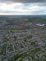 aéreo ver de residencial inmuebles a lutón ciudad de Inglaterra durante puesta de sol. unido Reino. marzo 17, 2024 foto