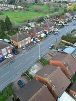 aéreo ver de residencial inmuebles a lutón ciudad de Inglaterra durante puesta de sol. unido Reino. marzo 17, 2024 foto