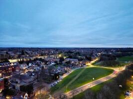 alto ángulo ver de iluminado central endurecer pueblo de Inglaterra durante noche. unido Reino. marzo 16, 2024 foto