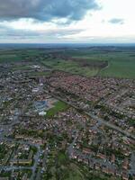 aéreo ver de residencial inmuebles a lutón ciudad de Inglaterra durante puesta de sol. unido Reino. marzo 17, 2024 foto