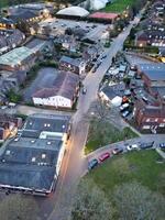 alto ángulo ver de iluminado central endurecer pueblo de Inglaterra durante noche. unido Reino. marzo 16, 2024 foto