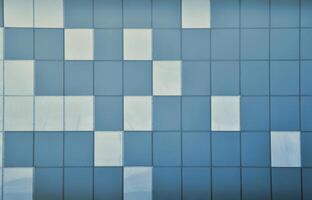 la textura de la pared de metal, enmarcada en forma de cuadrados coloreados de dos colores. diseño moderno de paredes para el exterior de edificios residenciales y de oficinas foto