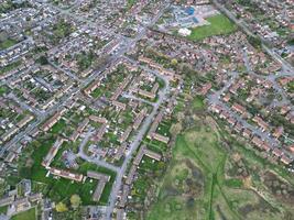 aéreo ver de residencial inmuebles a lutón ciudad de Inglaterra durante puesta de sol. unido Reino. marzo 17, 2024 foto