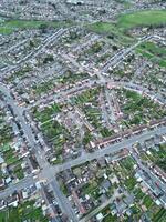 aéreo ver de residencial inmuebles a lutón ciudad de Inglaterra durante puesta de sol. unido Reino. marzo 17, 2024 foto