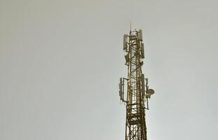 torre alta para transmitir ondas de radio y recibir una señal inalámbrica. un puesto para proporcionar comunicación inalámbrica en un área grande foto