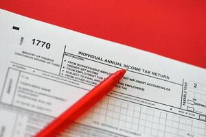 indonesio impuesto formar 1770 individual ingresos impuesto regreso y bolígrafo en mesa foto