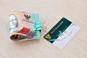 indonesio besos sano Indonesia tarjeta para médico seguro originalmente llamado kartu Indonesia sehat foto
