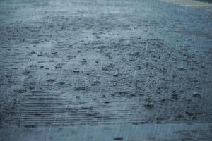 lluvia otoño en el suelo en lluvias estación. foto