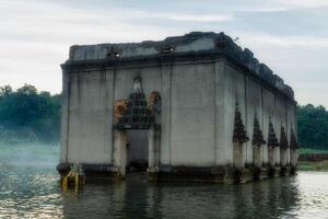 antiguo flotante templo foto