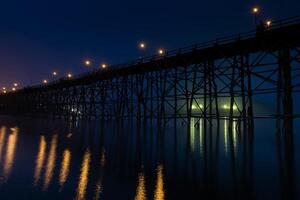 Lun puente en el noche foto