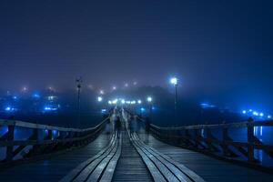 Lun puente en el noche foto