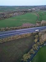 alto ángulo ver de británico carreteras durante amanecer Mañana cerca Oxford ciudad, Oxfordshire, Inglaterra unido Reino. marzo 23, 2024 foto